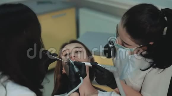 漂亮的女孩躺在牙科椅上接受治疗4K视频的预览图