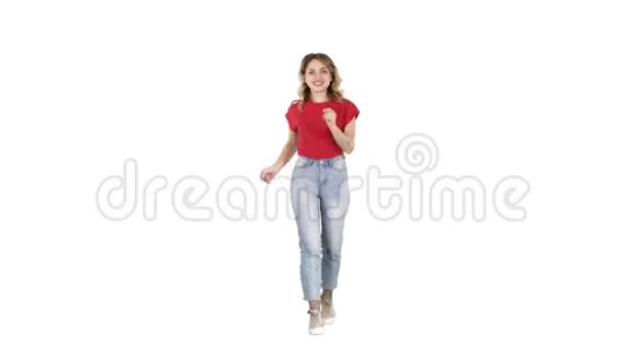 快乐有趣的女人在白色背景上奔跑视频的预览图