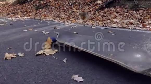 一个孤独的长板滚下柏油路视频的预览图