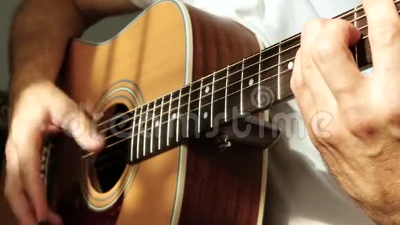 这位音乐家用黄色的吉他演奏节奏很快把琴弦拉在酒吧里视频的预览图