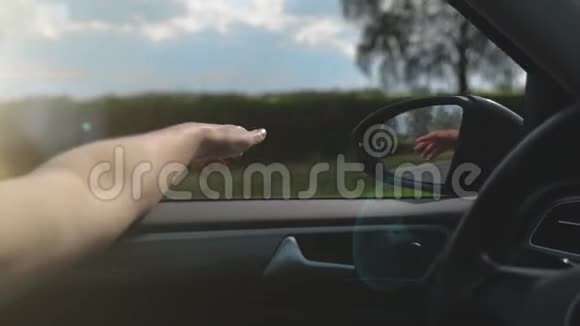 女人车窗外的手旅行概念视频的预览图