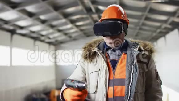 戴着安全帽穿着工作服的人正站在机库的中间准备进行虚拟现实的演练视频的预览图