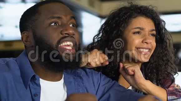 黑人夫妇担心体育比赛在酒吧看比赛休闲视频的预览图
