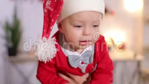 圣诞老人帽子里快乐小宝宝肖像圣诞奇迹视频的预览图