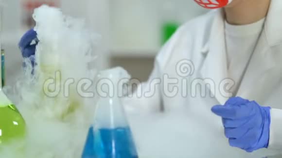 化学反应过程中液体样品的化验员视频的预览图