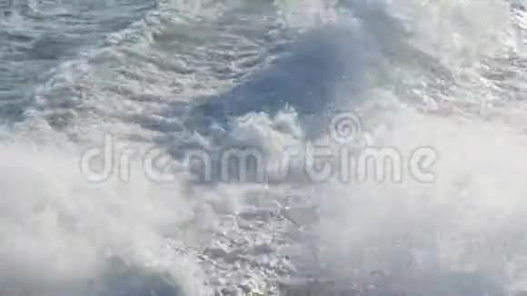 摩托艇后面的波浪轨迹视频的预览图