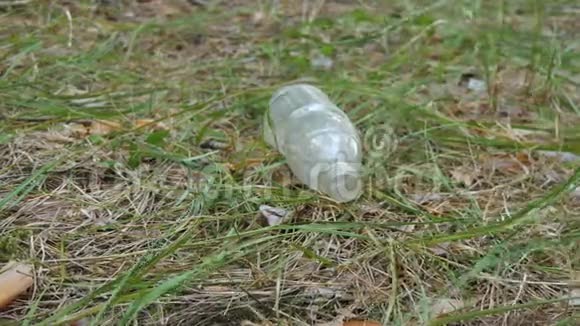 塑料瓶躺在公园的草地上对环境的态度环境问题及其解决办法视频的预览图