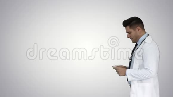 医生与镜头交谈呈现渐变背景下的新药视频的预览图