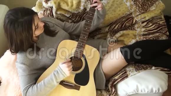 坐着吉他椅子的女孩视频的预览图