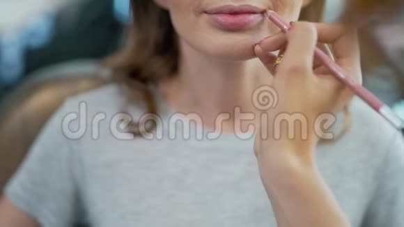 女孩用铅笔涂嘴唇视频的预览图