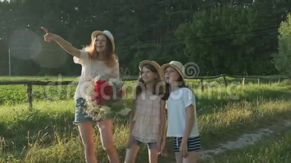 三个女孩带着花束在路上露出手指情绪快乐等待和相遇视频的预览图