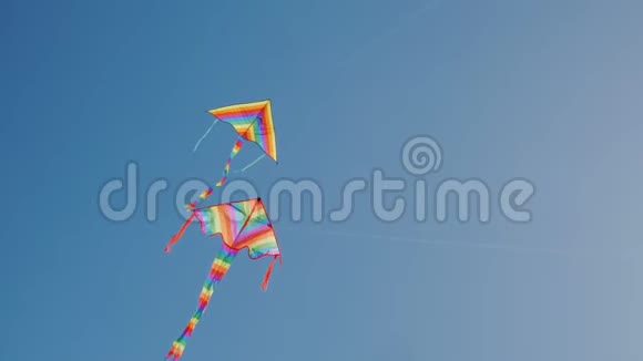 两只风筝在天空的高处翱翔同步和精确控制概念视频的预览图