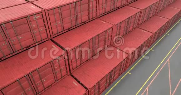 运输港堆叠多式联运集装箱的高角度视角视频的预览图