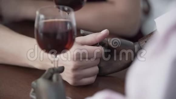 坐在餐桌旁的女人用一个男模特模仿和真正男人约会的样子喝红酒视频的预览图
