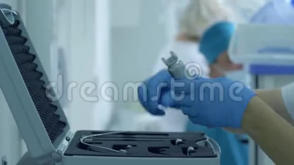 牙科设备医生带手套检查准备治疗病人牙齿的现代设备视频的预览图