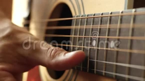 快关门音乐家的手指来触摸吉他的弦男人弹声吉他音乐和视频的预览图