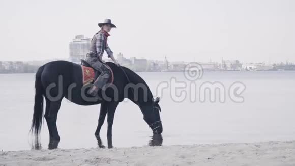 喝水的时候牛仔正坐在马背上视频的预览图