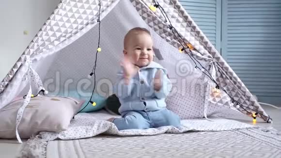 可爱的婴儿拍手摔在地板上二胎爬过他身边视频的预览图