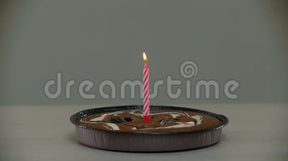 桌上摆着一个蜡烛的孤独蛋糕视频的预览图