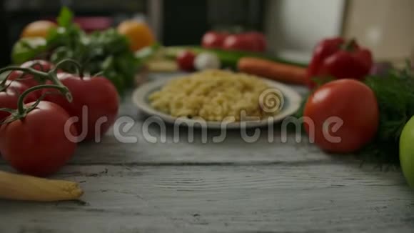 多种蔬菜中的面条部分视频的预览图