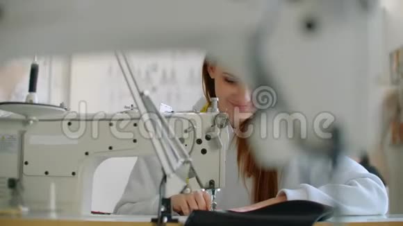 定制衣服缝纫工人在缝纫机上缝制衣服裁缝把衣服缝在衣服上视频的预览图