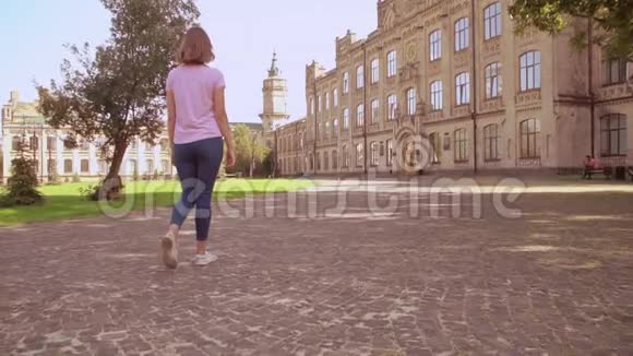 后景女子走在大学附近视频的预览图