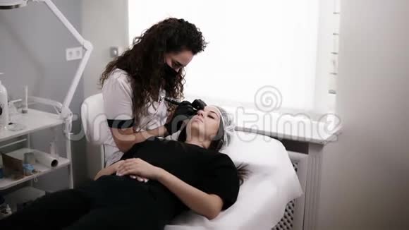 美容师正在为美容院的一位女士画眉毛的形状或用针矫正眉毛专业人员视频的预览图