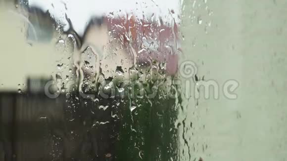 雨水从窗户流下来模糊的村庄房屋背景视频的预览图