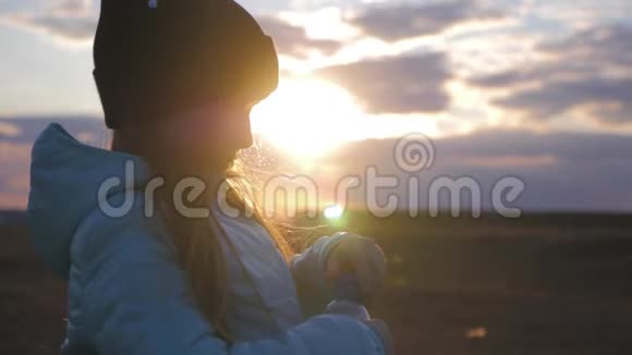 小女孩从带有日落背景的塑料瓶里喝淡水为了解渴视频的预览图