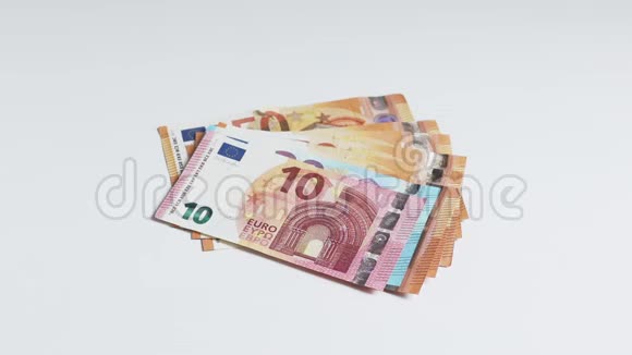 一只手从一张纯白的桌子上取出欧元钞票视频的预览图
