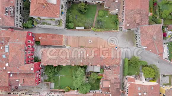 空中射击从欧洲城市旧区的顶部看典型的房子有瓷砖屋顶和石铺视频的预览图
