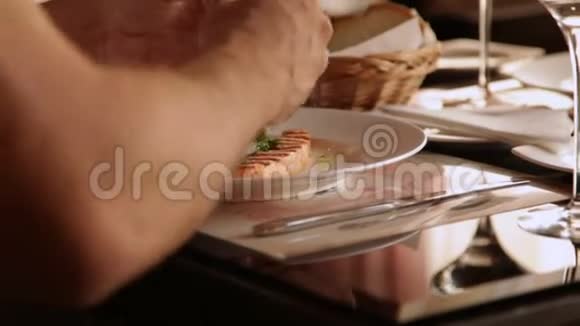 男人吃的是加了米饭和柠檬的红烤鱼他用柠檬汁和盐倒鱼高蛋白食物视频的预览图