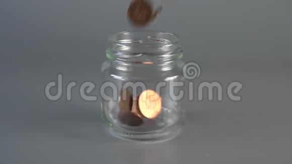 硬币掉进玻璃罐子里视频的预览图