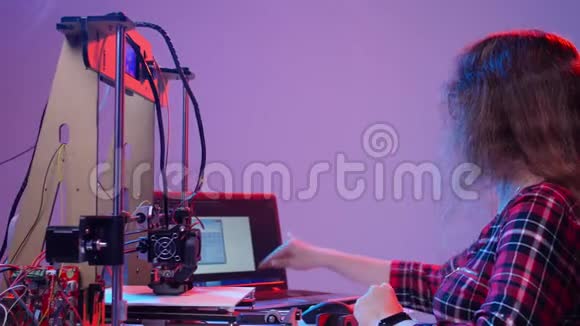 加技术和3D打印理念女建筑师使用3D打印机视频的预览图
