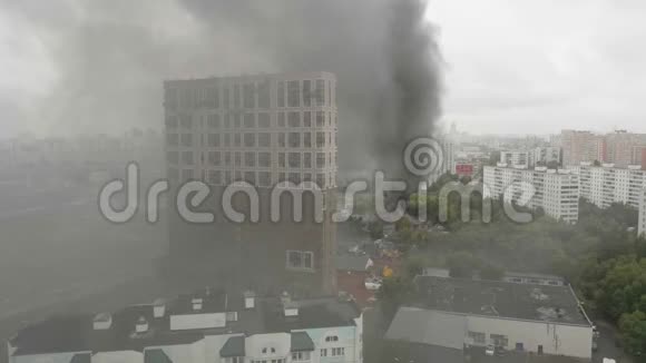 公用事业大楼着火了明火和烟羽上升到地面和周围的建筑物视频的预览图