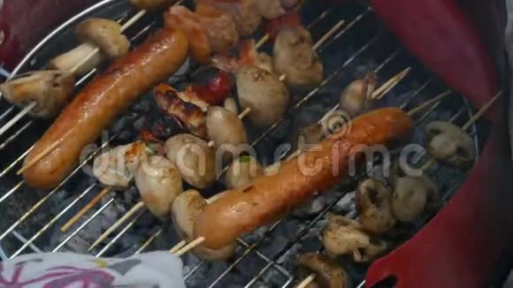 烧烤食物烤肉和蔬菜手翻转香肠视频的预览图