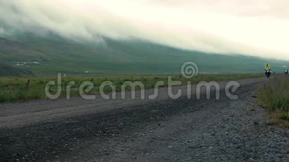 骑摩托车穿越冰岛视频的预览图
