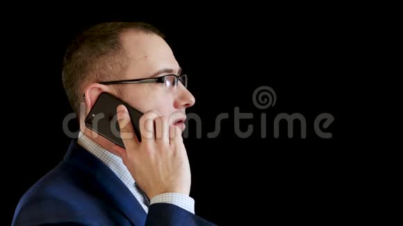 一个穿黑色背景西装的中年男人的轮廓商人通过电话交谈视频的预览图