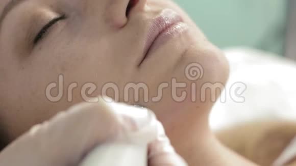 在缓慢运动的水真空剥离过程中女性面部有雀斑视频的预览图