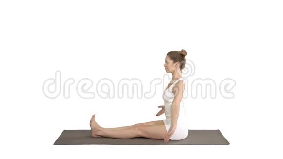 年轻的运动型有魅力的女性练习瑜伽做坐式前屈运动摆姿势锻炼身体视频的预览图