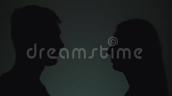 男女的剪影一男一女在开玩笑笑男女的剪影男人和女人亲吻嘴唇视频的预览图
