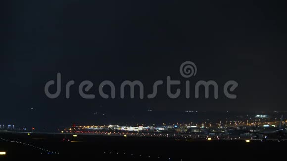 飞机夜间起飞黑暗中的机场灯光视频的预览图