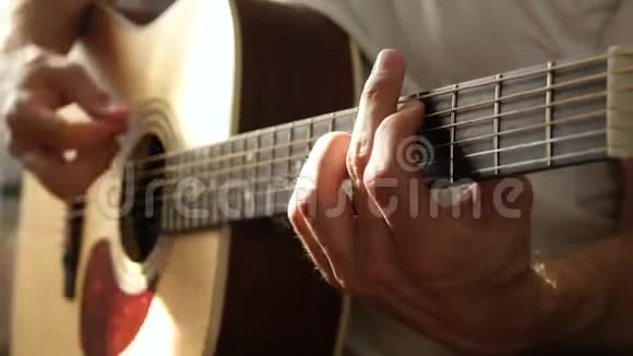 这位音乐家演奏一把吉他按下弦外特写的手指休息的人唱一首歌视频的预览图