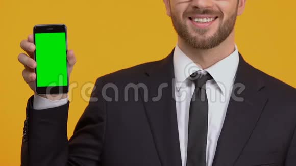 满意新的应用程序男子显示拇指向上绿色屏幕智能手机视频的预览图