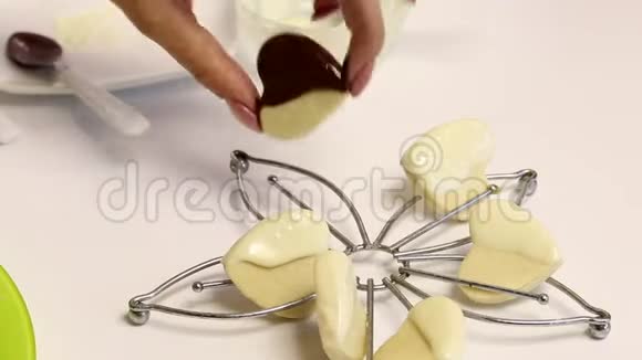 女人放黑巧克力饼干在盘子上晾干视频的预览图
