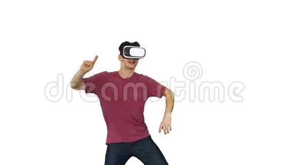 高级玩家穿着休闲装在白色背景下使用VG耳机玩舞蹈游戏视频的预览图