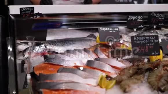 新鲜海冰鱼与价格标签是出售在商店窗口视频的预览图