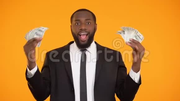 美国黑人男性穿着正式西装用美元现金跳舞视频的预览图