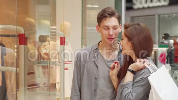 可爱的女人和男朋友在商场购物视频的预览图