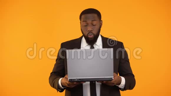 令人惊讶的非裔美国男性笔记本电脑阅读新闻职业晋升获奖者视频的预览图